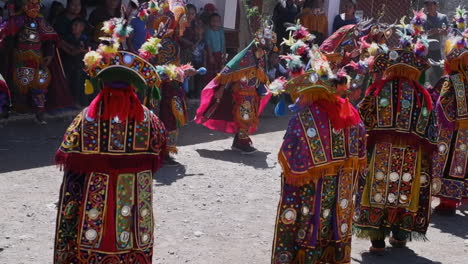 Indigene-Tänzer-In-Kostümen-Unterhalten-Die-Menschen-Auf-Dem-Markt-In-Guatemala