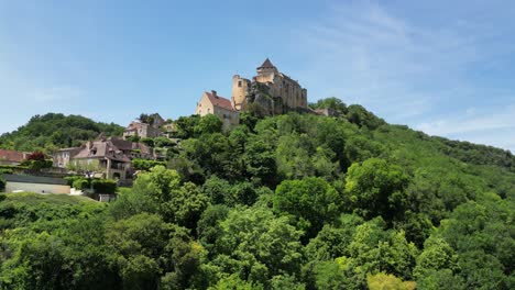 Castelnaud-Dordogne-Frankreich-Drohne,-Dramatische-Aufsteigende-Aufnahme-Aus-Der-Luft