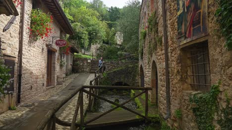 Ein-Tourist-Auf-Dem-Kleinen-Venedig-Von-Umbrien,-Dorf-Rasiglia-In-Umbrien,-Italien