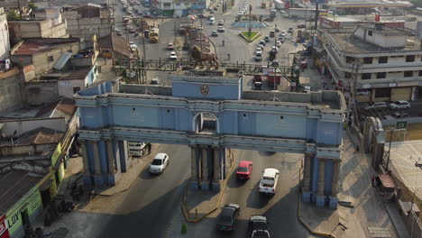 órbitas-Aéreas-Arco-Del-Sexto-Poder-Sobre-Quetzaltenango,-Calle-Guatemala