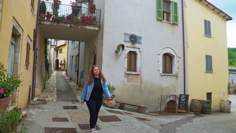 Turista-Explorando-El-Pueblo-De-Montaña-De-Rasiglia-En-Las-Colinas-De-Umbría,-Perugia-Italia