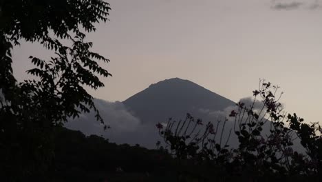 Sunset-at-Mount-Agung-Bali-from-bright-to-dark,-Time-lapse