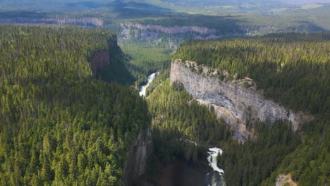 Stunning-landscape-over-Helmcken-Falls,-Canada