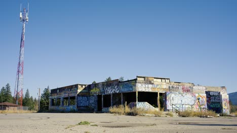 Eine-Statische-Aufnahme-Der-Verlassenen,-Mit-Graffiti-Straßenkunst-Bemalten-Tankstelle-Von-Fort-Chiniki-Am-Highway-One-In-Der-Nähe-Von-Canmore,-Alberta,-Kanada