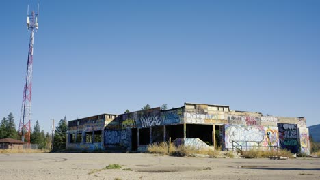 Una-Toma-Estática-Del-Fuerte-Chiniki-Graffiti-Abandonado-Arte-Callejero-Pintado-Gasolinera-Junto-A-La-Autopista-Uno-Cerca-De-Canmore-Alberta-Canadá