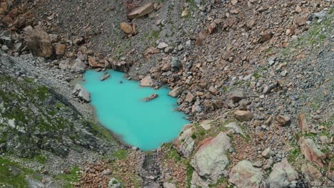 Small-turquoise-glacial-lake-in-Valmalenco-valley-of-Valtellina-in-summer-season,-Northern-Italy