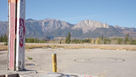 Der-Trans-Canada-Highway-One-In-Der-Nähe-Von-Canmore,-Alberta,-Kanada,-Aus-Einem-Verlassenen-Gebäude-Mit-Den-Kanadischen-Rocky-Mountains-Im-Hintergrund