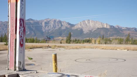 La-Autopista-Transcanadiense-Cerca-De-Canmore-Alberta-Canadá-Desde-El-Interior-De-Un-Edificio-Abandonado-Con-Las-Montañas-Rocosas-Canadienses-Al-Fondo