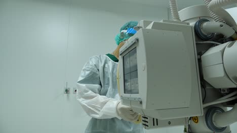 Técnico-De-Laboratorio-Realiza-Radiografía-De-Tórax-A-Una-Niña,-Editorial