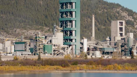 Eine-Schwenkaufnahme-Des-Industriegebäudes-Des-Kalksteinzementwerks-Lafarge-Exshaw-Am-Trans-Canada-Highway-One-In-Den-Kanadischen-Rocky-Mountains