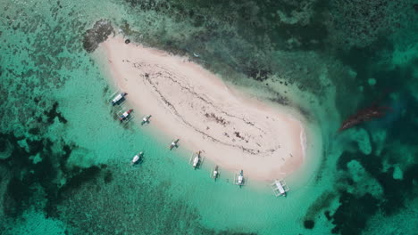 Das-Versteckte-Juwel-Der-Nackten-Insel:-Luftdrohnenvideo-Von-Kristallklarem-Wasser