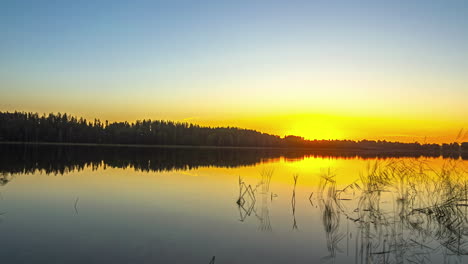 Timelapse-Captures-the-Lake's-Transition-from-Yellow-Golden-Skies-to-Nightfall