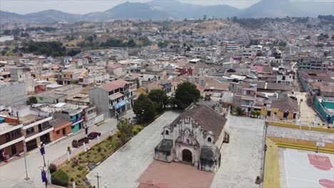 Luftumlaufbahnen-Alte-Koloniale-San-Jacinto-Kapelle-In-Salcaja,-Guatemala