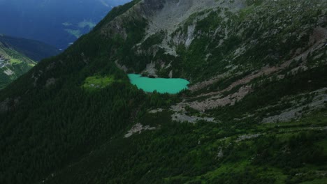 Aerial-tilt-up-view-of-Lake-Lagazzuolo-in-Valmalenco-valley-of-Valtellina-in-summer-season,-Northern-Italy