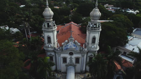 Aerial-view-tilting-in-front-of-the-Igreja-Nossa-Senhora-do-Brasil,-in-Sao-Paulo