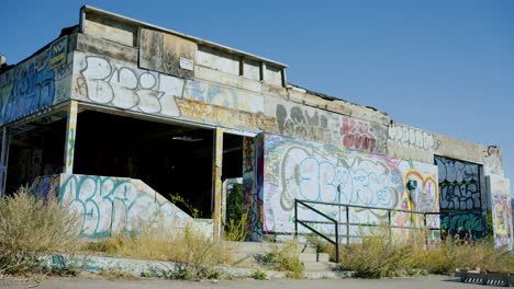 Der-Eingang-Des-Fort-Chiniki,-Verlassene-Graffiti-Straßenkunst,-Bemalte-Tankstelle-Am-Highway-One-In-Der-Nähe-Von-Canmore,-Alberta,-Kanada