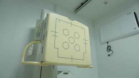 Leerer-Röntgenraum-Mit-Ausrüstung,-Mittlere-Aufnahme