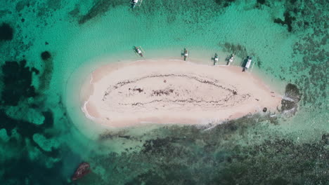 Drohnenvideo-Von-Naked-Island-Mit-Kristallklarem-Wasser