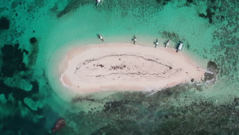 Video-Aéreo-Con-Drones-De-La-Isla-Desnuda-De-Aguas-Cristalinas