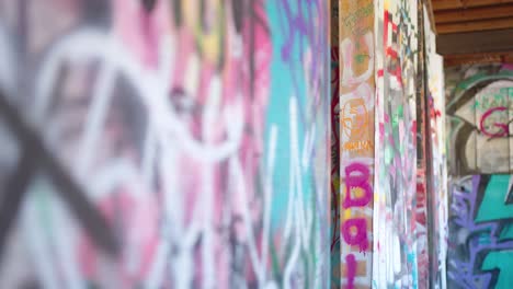 Flacher-Fokus-Auf-Die-Farbenfrohen-Wandgraffiti-Eines-Verlassenen-Geschäftsgebäudes-In-Canmore,-Alberta,-Kanada
