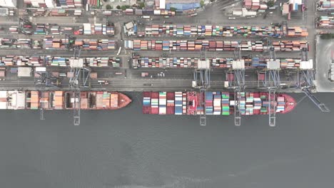 Luftaufnahme-Aus-Der-Vogelperspektive-über-Containerschiffe,-Die-Am-Karachi-Port-Trust-Terminal-Angedockt-Sind