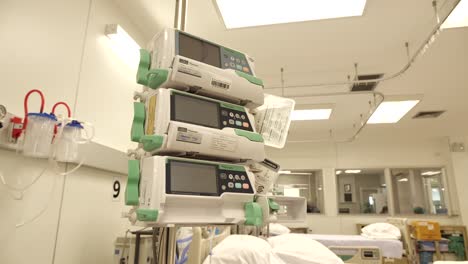 Leere-Patientenstation-Mit-Geräten,-Niemand