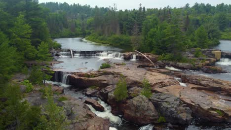 Fluss-Mit-Wasserfällen-Inmitten-Eines-Waldes,-Byng-Inlet,-Ontario