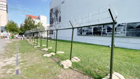 Symbolische-Und-Wiederaufgebaute-Koreanische-Grenze-An-Der-Ehemaligen-Berliner-Mauer-In-Deutschland