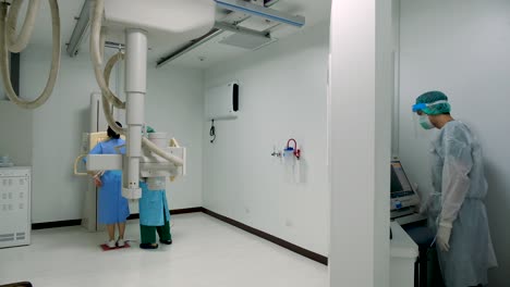 Técnico-De-Laboratorio-Realiza-Radiografía-De-Tórax-A-Una-Niña,-Editorial