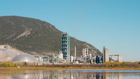 Eine-Einspielung-Des-Industriegebäudes-Des-Kalksteinzementwerks-Lafarge-Exshaw-Am-Trans-Canada-Highway-One-In-Den-Kanadischen-Rocky-Mountains