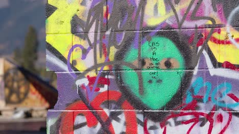 Ein-Mit-Graffiti-Bemalter-Grüner-Alien-Kopf-Auf-Einer-Betonwand-Im-Verlassenen-Fort-Chiniki.-Graffiti-verlassene-Tankstelle-In-Der-Nähe-Von-Canmore,-Alberta,-Kanada