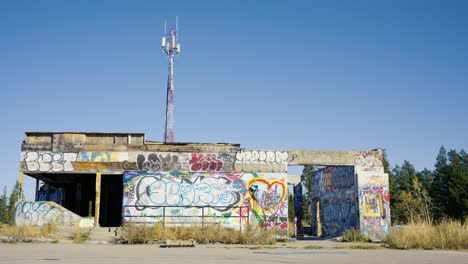 Toma-De-Establecimiento-Del-Fuerte-Chiniki-Graffiti-Abandonado-Arte-Callejero-Pintado-Gasolinera-Junto-A-La-Autopista-Uno-Cerca-De-Canmore-Alberta-Canadá