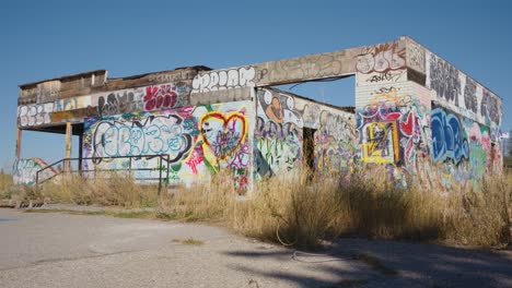La-Entrada-Trasera-Del-Fuerte-Chiniki-Graffitis-Abandonados-Pintados-En-Una-Gasolinera-Junto-A-La-Autopista-Cerca-De-Canmore,-Alberta,-Canadá