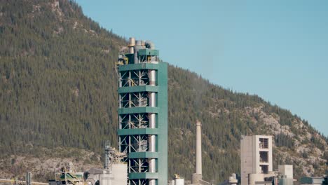 Eine-Nahaufnahme-Des-Industriegebäudes-Des-Kalksteinzementwerks-Lafarge-Exshaw-Am-Trans-Canada-Highway-One-In-Den-Kanadischen-Rocky-Mountains