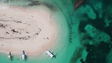 Espectacular-Recorrido-En-Drone:-Isla-Desnuda,-Aguas-Azules-Transparentes-De-Siargao