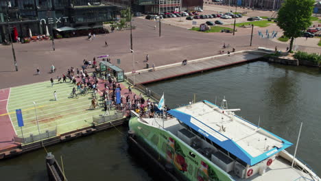 Szene-Mit-Menschen,-Die-Am-NSDM-Fähranleger-In-Amsterdam,-Niederlande,-An-Bord-Gehen
