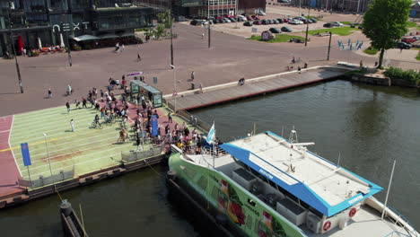 Escena-De-Personas-A-Bordo-En-El-Muelle-Del-Ferry-Nsdm-En-Ámsterdam,-Países-Bajos.