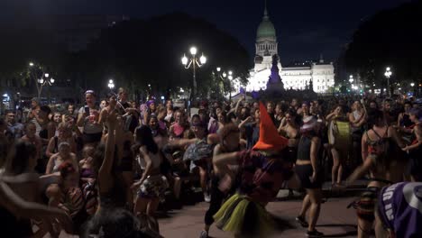 Selbstbewusste,-Euphorische-Feministinnen-Führen-Stammestanz-Als-öffentliche-Manifestation-Auf