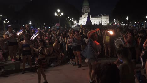 Artistas-De-Fuego-Bailan-Y-Poi-Se-Balancean-Dentro-De-Un-Círculo-De-Mujeres-Cerca-Del-Congreso-De-La-Nación-Por-La-Noche.