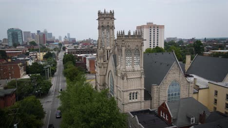 Experience-the-grandeur-of-a-magnificent-old-church-gracing-the-heart-of-downtown-Louisville,-showcasing-its-historic-beauty-and-architectural-significance