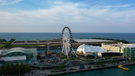 Vista-Aérea-Alrededor-De-La-Rueda-Centenaria-En-Un-Muelle-De-La-Marina,-Hora-Dorada-En-Chicago,-Estados-Unidos