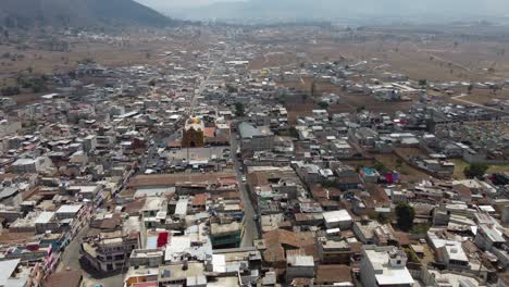 Luftaufnahme-Der-Stadt-San-Andres-Xecul-In-Guatemala,-Gelbe-Maya-Kirche