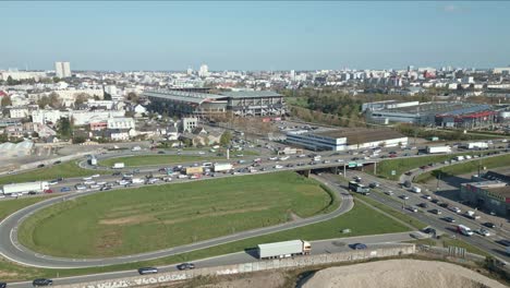 Estadio-De-Fútbol-Del-Parque-Roazhon-De-Rennes-En-Bretaña-Y-Tráfico-De-Automóviles,-Francia