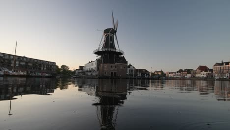Windmühle-De-Adriaan-Am-Fluss-Spaarne-Im-Stadtzentrum-Von-Haarlem-Mit-Spiegelung-Im-Wasser