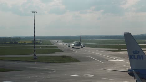Das-Flugzeug-Der-KLM-International-Airlines-Bereitet-Sich-Am-Flughafen-In-Prag-Auf-Den-Start-Vor