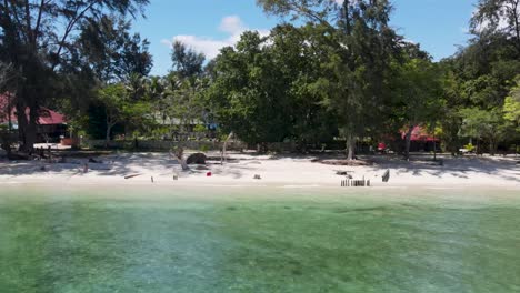 Luftaufnahme-Der-Strandküste-Des-Tropischen-Resorts-Auf-Der-Insel-Manukan