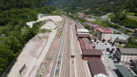 Eisenbahnschienen,-In-Der-Nähe-Des-Bahnhofs-Zwischen-Grünen-Bergen---Franzensfeste,-Norditalien