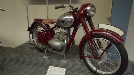 Una-Exposición-De-Motocicletas-En-El-Museo-Técnico-Nacional-De-Praga,-Que-Muestra-La-Evolución-De-Estos-Vehículos-Icónicos,-República-Checa