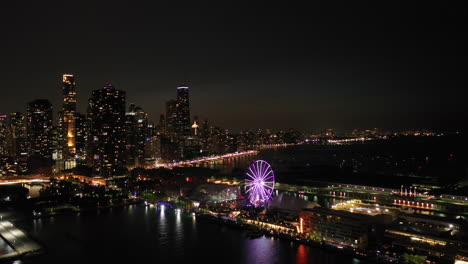 Luftaufnahme,-Die-In-Richtung-Des-Nächtlichen-Centennial-Wheel-Und-Des-Navy-Pier-In-Chicago,-USA,-Kreist