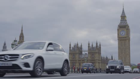 Timelapse-Del-Tráfico-De-Automóviles-En-El-Puente-De-Westminster-Y-La-Torre-Del-Reloj-Big-Ben-En-El-Fondo,-Londres-En-El-Reino-Unido